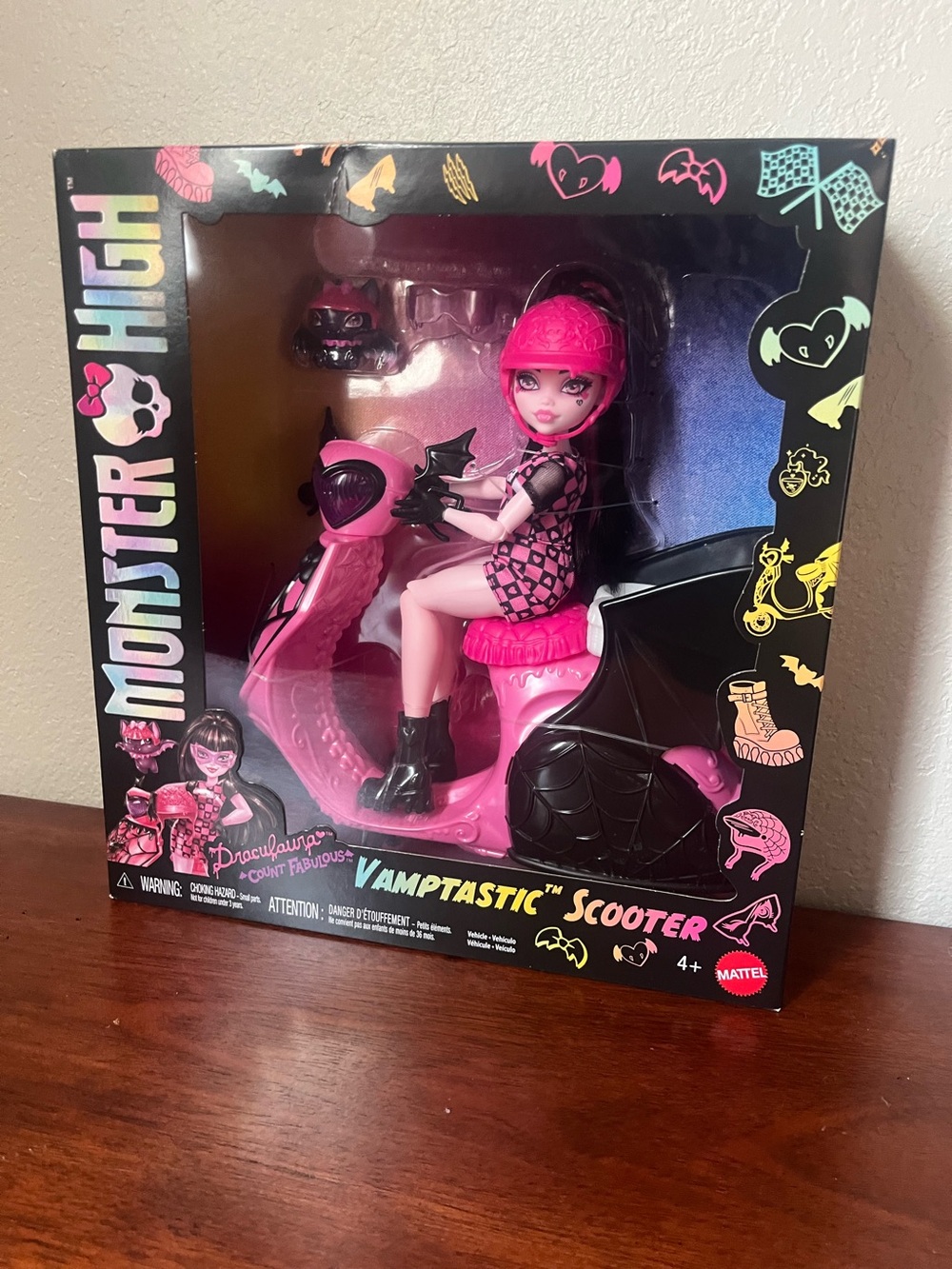NIB Monster High Draculaura Vamptastic Scooter Playset Doll